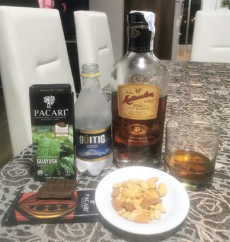 Maridaje, frutos secos y chocolate de guayusa.