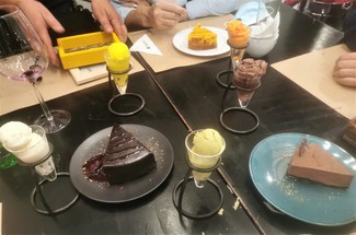 Con las tartas de chocolate y los helados
