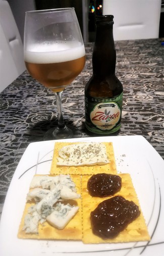 Con las galletitas con quesos y tomate seco