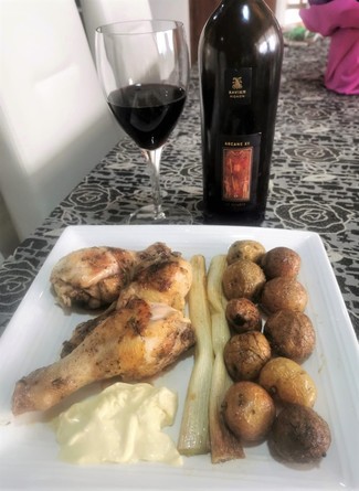 Con los muslitos de pollo