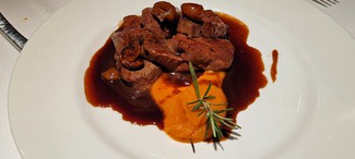 Lomo de ciervo con salsa de pimientas y frutos rojos