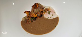 Huevo a baja temperatura, girgolas, crema de setas con panceta