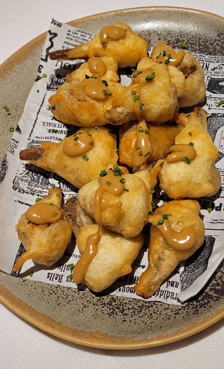 Tapa de alcachofas en tempura con ajo negro