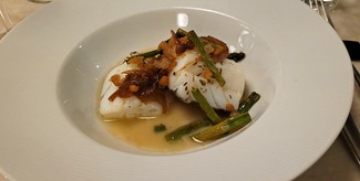 Bacalao con crema de habitas del ganchet y espárragos trigueros