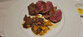 Filete de vaca madurado a la brasa con setas de temporada