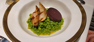 Guisantes lágrima estofados con butifarra y panceta