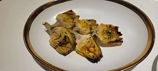 Alcachofas a la brasa con romesco