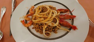 Arroz de Pals con gambas y tallarinas de calamar de potera