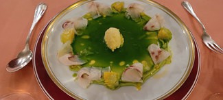 Carpaccio de lubina, con ensalada verde, y helado de aceituna gordal