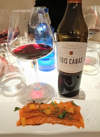 Con el salmón marinado