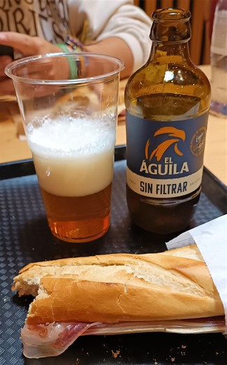 Con el bocata de jamón ibérico