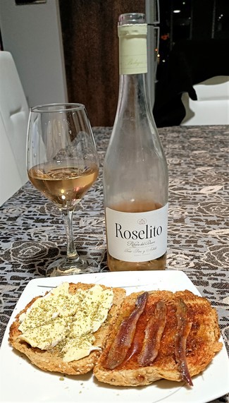 Con las tostas de brie y anchoas