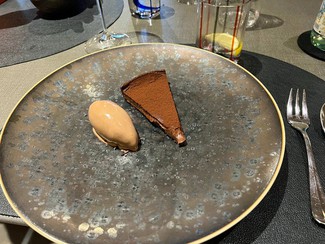 Pastel y helado de chocolate