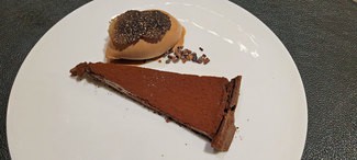 Pastel y helado de chocolate con trufa melanosporum