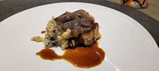 Papillotte de trufa melanosporum, tocino y patatas chafadas con trufa melanosporum.