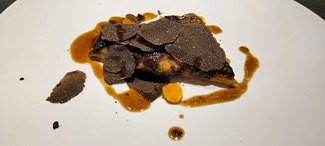 Pastel de setas con yema de huevo y trufa melanosporum.