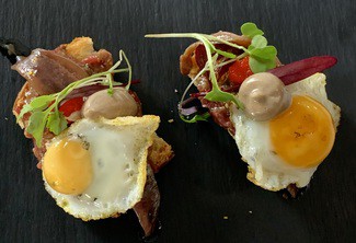 Tartar de vaca vieja con mostaza de Dijon y huevo de codorniz