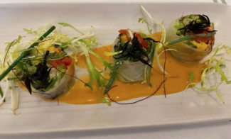 Rollitos de pasta de arroz, cangrejo y mango