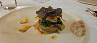 Alcachofa rellena de alcachofa a la vinagreta, papada y trufa melanosporum