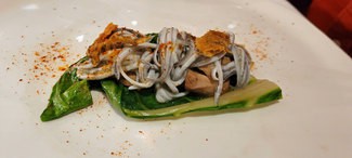 Angulas con acelgas y mollejas