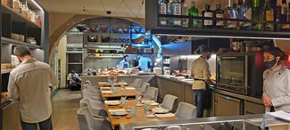 Vista de la sala y la cocina desde nuestra mesa