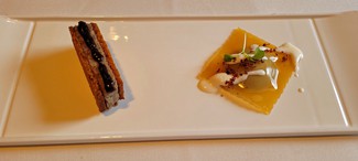 Sándwich de liebre a la Royale con pan de especias y Ravioli frio de Ibérico y alcachofa con crema de queso Manyac de la queseria La Xiquella.