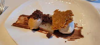 Tocinillo de tupinambo, cremoso de pipas de girasol, chocolate 70%  y helado de pimienta.