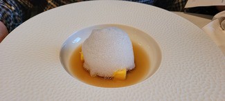 Te blanco, sorbete de pomelo, nube de fruta de la pasión y gelatina de lichi.