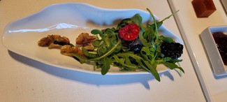 Acompañamiento de quesos : ensalada con nueces, arándonos y frambuesa con aceite de oliva