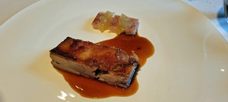 Cochinillo, chutney de manzana y anguila ahumada.