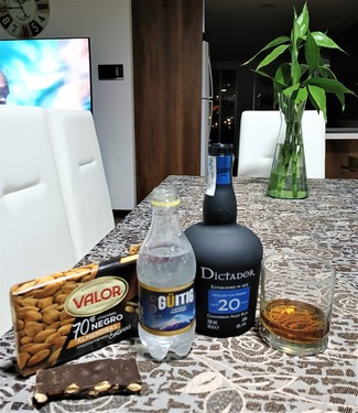 Con un chocolate Valor 70% con almendras