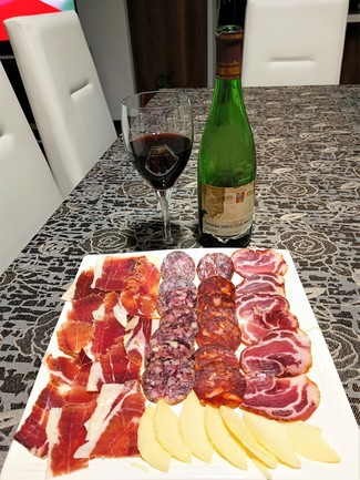 Con el surtido de embutidos ibéricos
