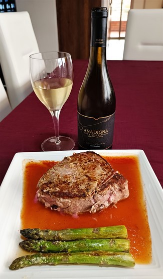 Con el atún rojo en salsa de papaya, jengibre y cardamomo
