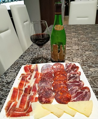 Con el surtido de embutidos ibéricos