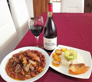 Con los fríjoles con costilla, panceta, maduro y aguacate
