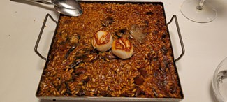 Arroz a "la llauna" de vieira, alcachofas y cresta de gallo