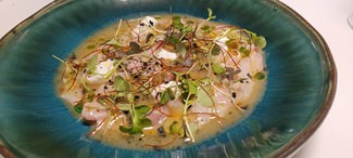 "Tiradito de corvina con leche de tigre de piña e hinojo