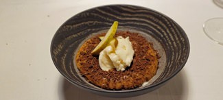 Toffee de pera de Lleida al café y helado de leche de oveja al romero