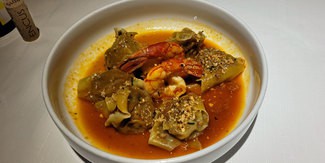 Raviolis caseros de pollo asado con gambas, su jugo y picadillo