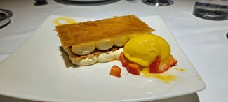 Milhojas de pasta caramelizada y crema catalana montada con sorbete de mango