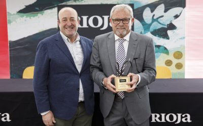 El experto en vino Francisco Soler recibe el distintivo 'Amigo del Rioja'