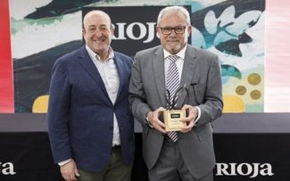El experto en vino Francisco Soler recibe el distintivo 'Amigo del Rioja'