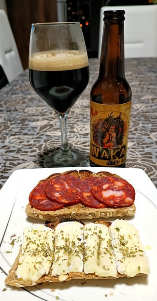 Con las tostas de chorizo ibérico y brie al orégano