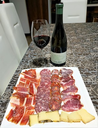 Con el surtido de embutidos ibéricos