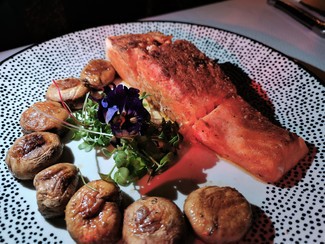 El salmón con champiñones