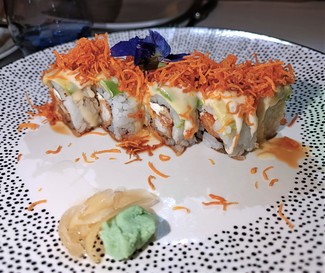 Sushi de camarones y aguacate