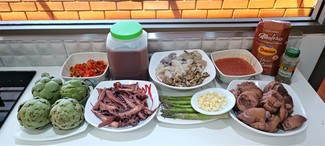Los preparativos del meloso de manitas, pulpo y alcachofas