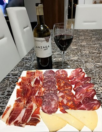 Con el surtido de embutidos ibéricos