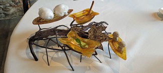 Estacion : Seta, de crema de setas, liofilizada. Cóctel de gambas.Algodon de foie y maiz ahumado.