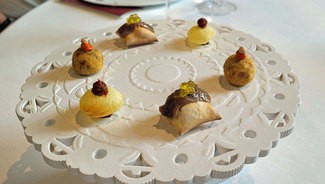 Tapas : Pan con tomate y anchoa. Tortilla de patatas y cebolla.Patata Brava